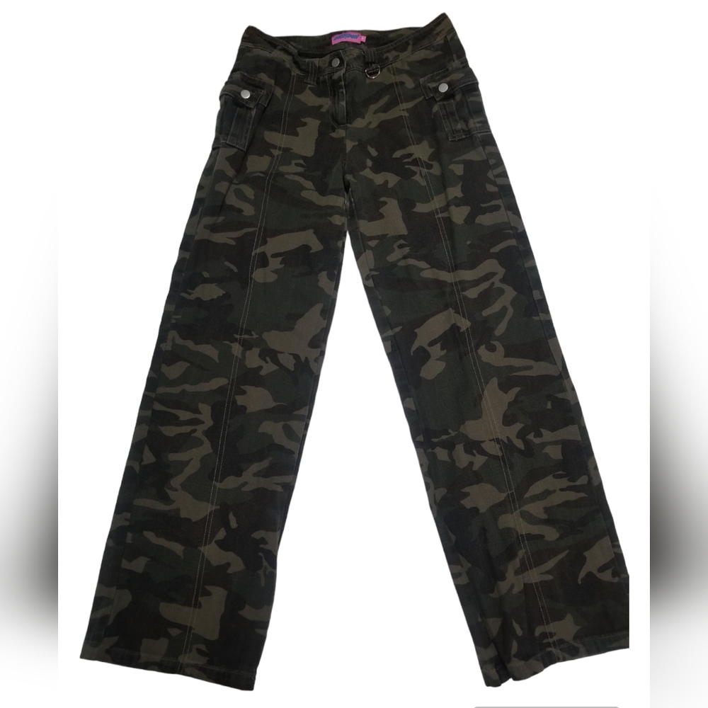 Edikted Aya camoflauge cargo pants size small